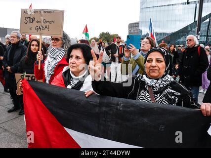 Demo Frieden im Nahen Osten Berlin, 28.10.2023 - Am Berliner Hauptbahnhof haben Palaestinenser, Juden und andere Gruppen fuer Frieden im Nahen Osten demonstriert und ein sofortigen Waffenstillstand gefordert. Berlin Berlin Deutschland *** Demo Peace in the Middle East Berlin, 28 10 2023 palestinesi, ebrei e altri gruppi hanno manifestato alla stazione centrale di Berlino per la pace in Medio Oriente e hanno chiesto un immediato cessate il fuoco Berlino Berlino Germania Credit: Imago/Alamy Live News Foto Stock