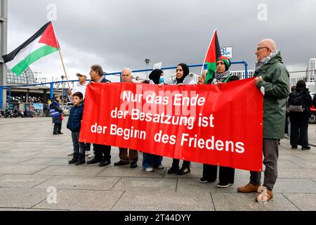 Demo Frieden im Nahen Osten Berlin, 28.10.2023 - Am Berliner Hauptbahnhof haben Palaestinenser, Juden und andere Gruppen fuer Frieden im Nahen Osten demonstriert und ein sofortigen Waffenstillstand gefordert. Berlin Berlin Deutschland *** Demo Peace in the Middle East Berlin, 28 10 2023 palestinesi, ebrei e altri gruppi hanno manifestato alla stazione centrale di Berlino per la pace in Medio Oriente e hanno chiesto un immediato cessate il fuoco Berlino Berlino Germania Credit: Imago/Alamy Live News Foto Stock