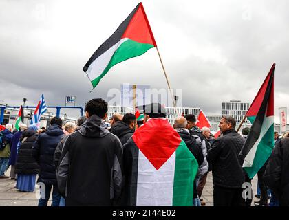 Demo Frieden im Nahen Osten Berlin, 28.10.2023 - Am Berliner Hauptbahnhof haben Palaestinenser, Juden und andere Gruppen fuer Frieden im Nahen Osten demonstriert und ein sofortigen Waffenstillstand gefordert. Berlin Berlin Deutschland *** Demo Peace in the Middle East Berlin, 28 10 2023 palestinesi, ebrei e altri gruppi hanno manifestato alla stazione centrale di Berlino per la pace in Medio Oriente e hanno chiesto un immediato cessate il fuoco Berlino Berlino Germania Credit: Imago/Alamy Live News Foto Stock