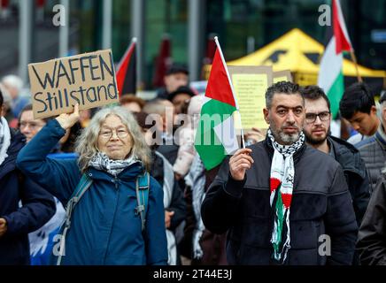 Demo Frieden im Nahen Osten Berlin, 28.10.2023 - Am Berliner Hauptbahnhof haben Palaestinenser, Juden und andere Gruppen fuer Frieden im Nahen Osten demonstriert und ein sofortigen Waffenstillstand gefordert. Berlin Berlin Deutschland *** Demo Peace in the Middle East Berlin, 28 10 2023 palestinesi, ebrei e altri gruppi hanno manifestato alla stazione centrale di Berlino per la pace in Medio Oriente e hanno chiesto un immediato cessate il fuoco Berlino Berlino Germania Credit: Imago/Alamy Live News Foto Stock