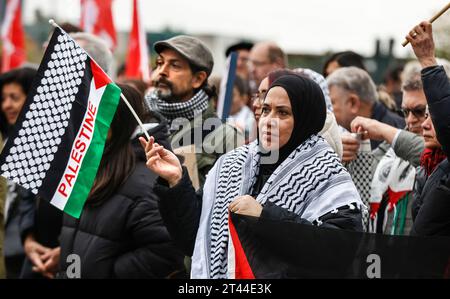 Demo Frieden im Nahen Osten Berlin, 28.10.2023 - Am Berliner Hauptbahnhof haben Palaestinenser, Juden und andere Gruppen fuer Frieden im Nahen Osten demonstriert und ein sofortigen Waffenstillstand gefordert. Berlin Berlin Deutschland *** Demo Peace in the Middle East Berlin, 28 10 2023 palestinesi, ebrei e altri gruppi hanno manifestato alla stazione centrale di Berlino per la pace in Medio Oriente e hanno chiesto un immediato cessate il fuoco Berlino Berlino Germania Credit: Imago/Alamy Live News Foto Stock