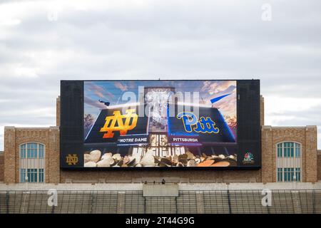 South Bend, Indiana, USA. 28 ottobre 2023. Una visione generale del video board prima dell'azione di gioco di football NCAA tra i Pittsburgh Panthers e i Notre Dame Fighting Irish al Notre Dame Stadium di South Bend, Indiana. John Mersits/CSM/Alamy Live News Foto Stock