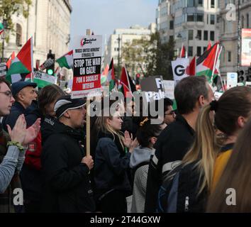 Londra, Regno Unito. 28 ottobre 2023. Migliaia di persone hanno marciato a sostegno del popolo palestinese nella striscia di Gaza chiedendo la fine dei bombardamenti contro i civili. Crediti: Uwe Deffner/Alamy Live News Foto Stock