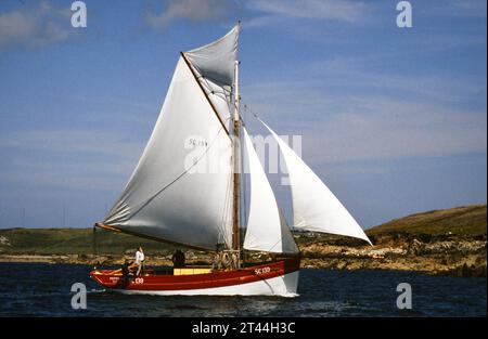 Pettifox, una replica di granchi francesi, è l'ultima barca a vela costruita sulle isole Scilly, vista qui in barca vicino a St. Marys nei primi anni '1990 Foto Stock