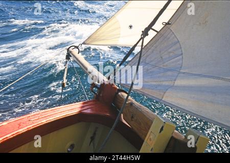 Navigando su Pettifox, una replica di granchi francesi, l'ultima barca a vela costruita sulle isole Scilly. Questo fresa per pula che naviga a velocità ridotta fa scendere il suo bowsprit Foto Stock