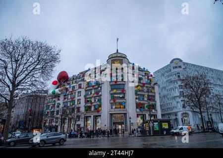 Gigantesca figura dell'artista giapponese Yayoi Kusama, in cima ai grandi magazzini Louis Vuitton, Parigi, Francia. Foto Stock