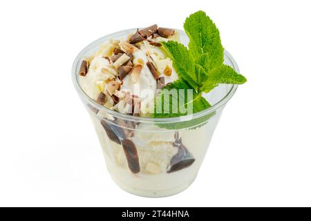 gelato con cioccolato su sfondo bianco per il sito web dedicato alla consegna dei cibi Foto Stock