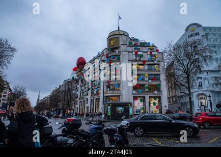 Gigantesca figura dell'artista giapponese Yayoi Kusama, in cima ai grandi magazzini Louis Vuitton, Parigi, Francia. Foto Stock