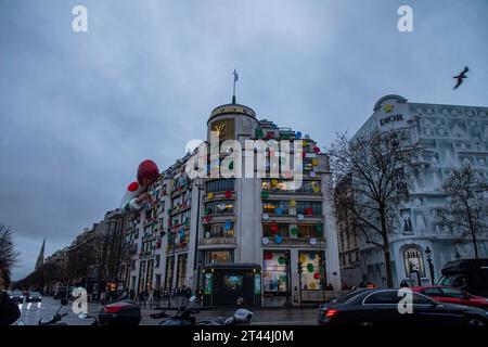 Gigantesca figura dell'artista giapponese Yayoi Kusama, in cima ai grandi magazzini Louis Vuitton, Parigi, Francia. Foto Stock