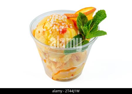 gelato al mango su sfondo bianco per il sito web dedicato alla consegna dei cibi Foto Stock