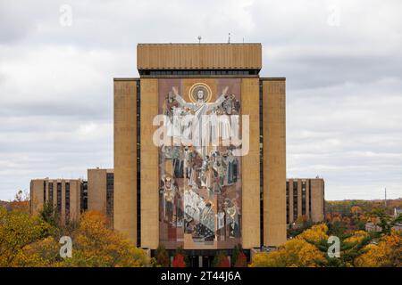 South Bend, Indiana, USA. 28 ottobre 2023. Una vista generale della biblioteca di Hesburgh prima dell'NCAA tra i Pittsburgh Panthers e i Notre Dame Fighting Irish al Notre Dame Stadium di South Bend, Indiana. John Mersits/CSM/Alamy Live News Foto Stock