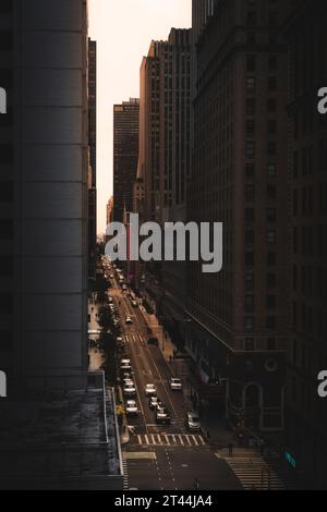 RADIO CITY MUSIC HALL, NEW YORK, USA, - 15 SETTEMBRE 2023. Una vista sopraelevata della West 51st Street a Midtown Manhattan al tramonto con radio City Music Foto Stock