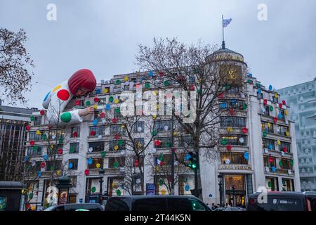 Gigantesca figura dell'artista giapponese Yayoi Kusama, in cima ai grandi magazzini Louis Vuitton, Parigi, Francia. Foto Stock