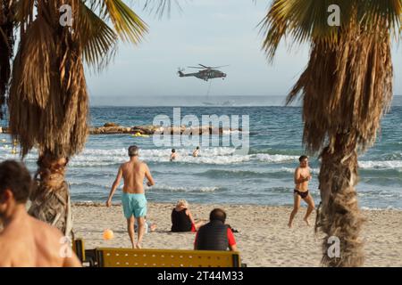 Alicante, Spagna, 10-26-2023. Elicottero e barca militare che eseguono manovre sulla spiaggia di Postiguet ad Alicante, in Spagna Foto Stock