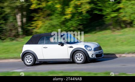 Milton Keynes, Regno Unito - 28 ottobre 2023:2014 Mini One auto bianca che guida su una strada inglese Foto Stock