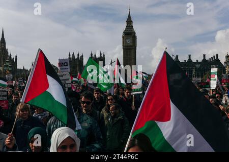 Londra, Regno Unito. Il 28 ottobre 2023 ha stimato centinaia di migliaia di marzo nel centro di Londra in solidarietà con Palestina/Gaza chiedendo #ceasefirenow. Intorno alle 14:30 un contingente sfidò una polizia ordinò l'ordine della sezione 12 rompendo la rotta di marcia proibita per dirigersi verso la stazione di Waterloo, sedersi sul pavimento e continuare la protesta. Altrove la folla attraversò Waterloo e Westminster Bridges, insieme di razzi, e cantò come parte delle proteste in corso contro la situazione in via di sviluppo in Israele/Gaza/Cisgiordania/Palestina. © Simon King/ Alamy Live News Foto Stock