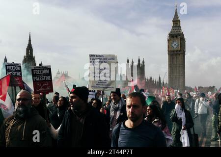 Londra, Regno Unito. Il 28 ottobre 2023 ha stimato centinaia di migliaia di marzo nel centro di Londra in solidarietà con Palestina/Gaza chiedendo #ceasefirenow. Intorno alle 14:30 un contingente sfidò una polizia ordinò l'ordine della sezione 12 rompendo la rotta di marcia proibita per dirigersi verso la stazione di Waterloo, sedersi sul pavimento e continuare la protesta. Altrove la folla attraversò Waterloo e Westminster Bridges, insieme di razzi, e cantò come parte delle proteste in corso contro la situazione in via di sviluppo in Israele/Gaza/Cisgiordania/Palestina. © Simon King/ Alamy Live News Foto Stock