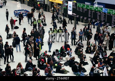 Londra, Regno Unito. Il 28 ottobre 2023 ha stimato centinaia di migliaia di marzo nel centro di Londra in solidarietà con Palestina/Gaza chiedendo #ceasefirenow. Intorno alle 14:30 un contingente sfidò una polizia ordinò l'ordine della sezione 12 rompendo la rotta di marcia proibita per dirigersi verso la stazione di Waterloo, sedersi sul pavimento e continuare la protesta. Altrove la folla attraversò Waterloo e Westminster Bridges, insieme di razzi, e cantò come parte delle proteste in corso contro la situazione in via di sviluppo in Israele/Gaza/Cisgiordania/Palestina. © Simon King/ Alamy Live News Foto Stock