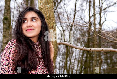 Una bella ed elegante signora trascorre la giornata facendo scattare la sua foto nella campagna e nei boschi di Dundee, in Scozia Foto Stock