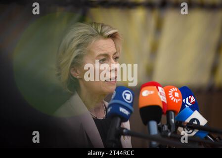 La Presidente della Commissione europea Ursula von der Leyen parla con i media mentre arriva giovedì per un vertice dell'Unione europea al Consiglio europeo di Bruxelles Foto Stock
