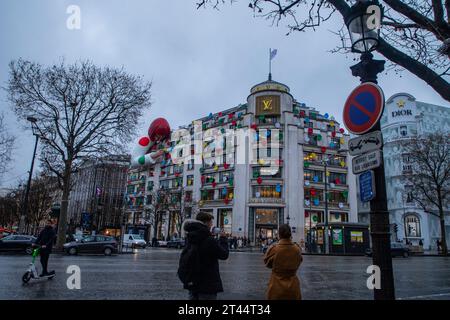 Gigantesca figura dell'artista giapponese Yayoi Kusama, in cima ai grandi magazzini Louis Vuitton, Parigi, Francia. Foto Stock