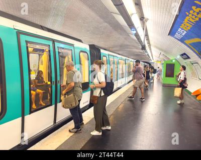 Passeggeri che salgono sul treno al binario, stazione della metropolitana Blanche, Clichy Boulevard, Montmartre, Parigi, Île-de-France, Francia Foto Stock