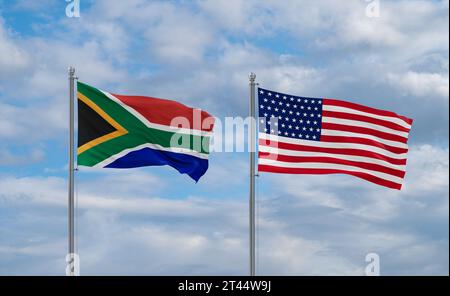 Le bandiere degli Stati Uniti e del Sud Africa sventolano insieme nel vento su un cielo nuvoloso blu, concetto di relazione tra due paesi Foto Stock