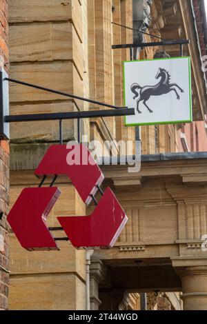 La Lloyds Bank e la National Westminster Bank riportano i loghi sui cartelli all'esterno dei locali della banca nel centro della città. Foto Stock