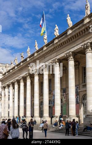 Vista sulla strada dei montanti anteriori e delle statue del Grand Théâtre de Bordeaux, Francia Foto Stock