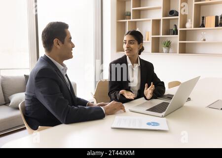 Due colleghi indiani discutono di cooperazione, pianificano la strategia del progetto Foto Stock