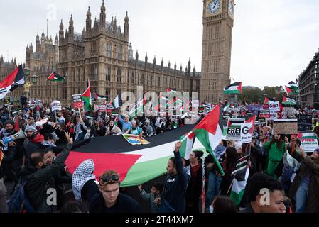 Londra, Regno Unito. 28 ottobre 2023. Decine di migliaia di sostenitori della Palestina marciano attraverso il centro di Londra per il terzo sabato consecutivo chiedendo un cessate il fuoco e la fine del sostegno britannico all'assedio e alla guerra di Israele a Gaza che, avvertite le agenzie delle Nazioni Unite, affronta un disastro umanitario. Organizzata da una coalizione che include la campagna di solidarietà della Palestina, amici di al Aqsa, Stop the War Coalition e Muslim Association of Britain, la protesta arriva quando Israele interrompe cibo, acqua ed elettricità e sottopone Gaza a un intenso bombardamento. Crediti: Ron Fassbender/Alamy Live News Foto Stock