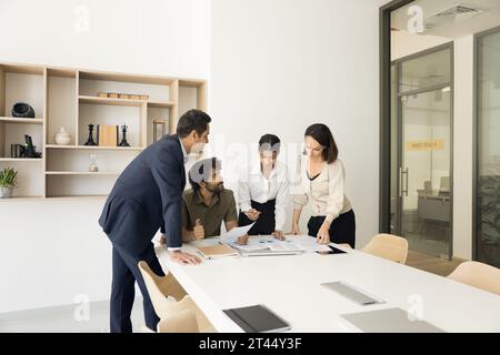 Diversi colleghi aziendali che lavorano insieme al progetto Foto Stock