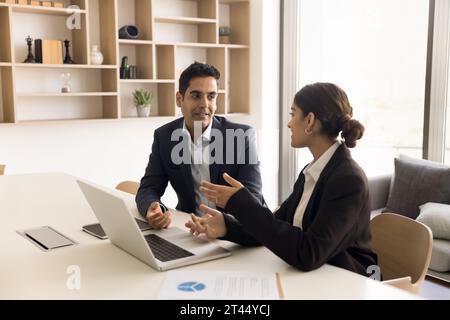 Cliente indiano sicuro e positivo e sviluppatore che discute di progetto online Foto Stock