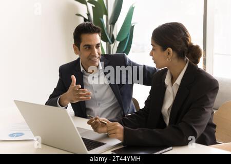 Un paio di uomini d'affari indiani impegnati positivi che parlano di startup di Internet Foto Stock