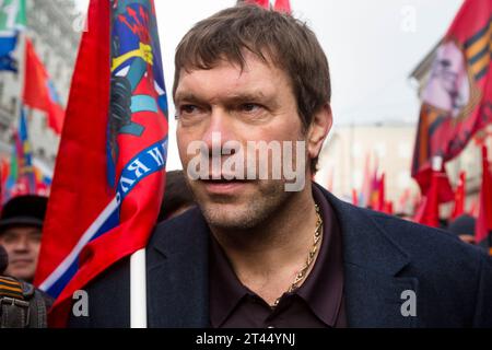 Mosca, Russia. 21 febbraio 2015 l'ex candidato alle elezioni presidenziali ucraine del 2014 Oleg Tsarev partecipa a una manifestazione patriottica tenuta dal movimento Anti-Maidan nel centro di Mosca. Migliaia di attivisti pro-Cremlino sono scesi per le strade del centro di Mosca giurando di prevenire una rivolta in stile Ucraina in Russia Foto Stock