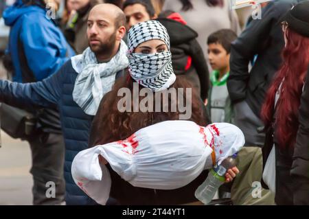 Glasgow, Scozia, Regno Unito. 28 ottobre 2023. Le persone che sostengono la Palestina partecipano a una manifestazione a George Square e poi marciano per le strade della città per protestare contro il conflitto israelo-palestinese in corso. Credito: SKULLY/Alamy Live News Foto Stock