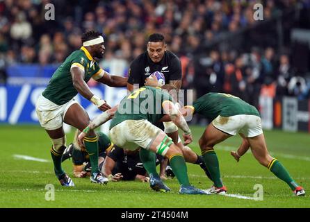 Lo Shannon Frizell neozelandese è doppiato dal sudafricano Siya Kolisi (a sinistra) e Duane Vermeulen (al centro) durante la finale di Coppa del mondo di rugby 2023 allo Stade de France di Parigi. Data immagine: Sabato 28 ottobre 2023. Foto Stock