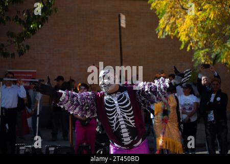 New York, USA. 28 ottobre 2023. Gli individui si riuniscono nel quartiere di Sunset Park a Brooklyn per commemorare dia de los Muertos, una tradizionale festa messicana pensata per onorare i membri della famiglia deceduti, il 28 ottobre 2023. La creazione di ofrendas, o altari, è tipicamente parte della cerimonia e di solito contiene fiori, teschi, immagini del defunto e il loro cibo e bevande preferiti, che sono destinati ad accogliere le anime dei cari che sono morti. (Foto di Matthew Rodier/Sipa USA) credito: SIPA USA/Alamy Live News Foto Stock