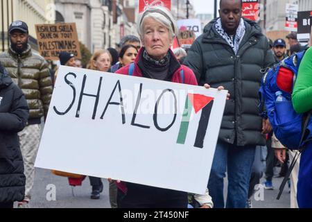 Londra, Regno Unito. 28 ottobre 2023. L'attivista per il clima Trudi Warner marcia sulla Strand. Decine di migliaia di persone hanno marciato nel centro di Londra in solidarietà con la Palestina mentre la guerra Israele-Hamas si intensifica. Credito: Vuk Valcic/Alamy Live News Foto Stock