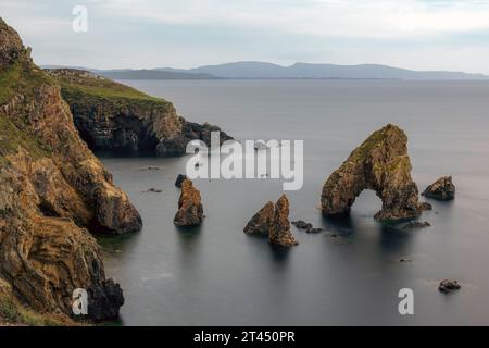 L'arco marino di Crohy Head è un arco marino situato sulla costa della penisola di Mullaghmullan a Donegal, in Irlanda. Foto Stock