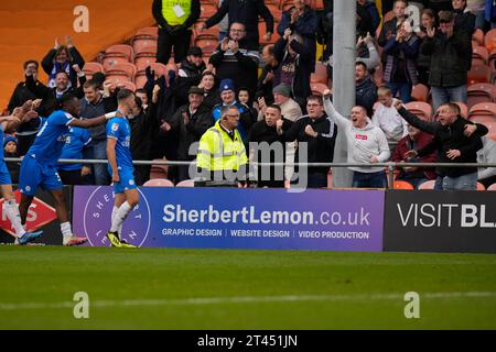 Harrison Burrows n. 3 del Peterborough United festeggia dopo aver segnato punti durante la partita della Sky Bet League 1 Blackpool contro Peterborough United a Bloomfield Road, Blackpool, Regno Unito, 28 ottobre 2023 (foto di Steve Flynn/News Images) Foto Stock