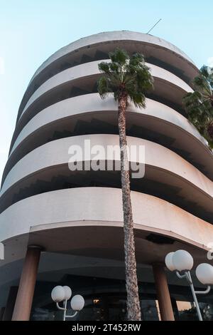 Tel Aviv, Israele - 28 ottobre 2023 - tipico dettaglio architettonico ispirato al Bauhaus di Tel Aviv, chiamato anche la città Bianca. Tel Aviv ospita ampiamente Foto Stock