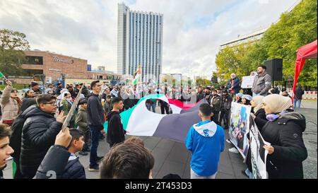 Pro- Palästina Demonstration 28.10.2023, Chemnitz, Demonstration am Samstag Gab es in Chemnitz vor dem Karl- Marx- Monument eine Pro- Palästina- Kundgebung. DAS motto lautete: Frieden für Palästina . Angemeldet wurde die Demonstration durch die Initiative Zusammenschloss für Frieden im Nahen Osten . Die Polizei War mit Einsatzkräften vor Ort. Angemeldet waren 200 Teilnehmer. Chemnitz Sachsen BRD *** Pro Palestine demo 28 10 2023, Chemnitz, dimostrazione sabato si è tenuto un raduno pro-Palestina a Chemnitz di fronte al monumento di Karl Marx il motto era Peace for Palestine the demo Foto Stock