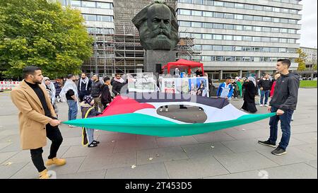 Pro- Palästina Demonstration 28.10.2023, Chemnitz, Demonstration am Samstag Gab es in Chemnitz vor dem Karl- Marx- Monument eine Pro- Palästina- Kundgebung. DAS motto lautete: Frieden für Palästina . Angemeldet wurde die Demonstration durch die Initiative Zusammenschloss für Frieden im Nahen Osten . Die Polizei War mit Einsatzkräften vor Ort. Angemeldet waren 200 Teilnehmer. Chemnitz Sachsen BRD *** Pro Palestine demo 28 10 2023, Chemnitz, dimostrazione sabato si è tenuto un raduno pro-Palestina a Chemnitz di fronte al monumento di Karl Marx il motto era Peace for Palestine the demo Foto Stock