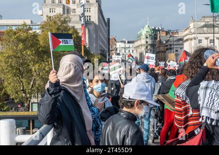 LONDRA, INGHILTERRA - 28 ottobre 2023: Persone che protestano a sostegno della libertà per la Palestina nel 2023 Foto Stock