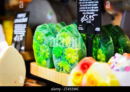 Belfast, Irlanda del Nord, marzo 2018. Coloratissimi prodotti da bagno fatti a mano del Lush Cosmetics Store di Belfast. Foto Stock