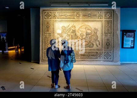 I visitatori di fronte al mosaico di Zeus che rapisce Europa, Astypalaia rapita dal mosaico di Poseidone. Zeugma, i-II secolo d.C. Gaziantep Turchia Foto Stock