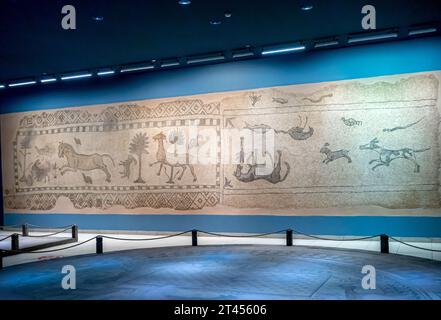 Mosaico Saridere con mosche e animali domestici che pastano o corrono, V secolo d.C. , Scoperto a Bagtepe, Museo del mosaico di Gaziantep in Turchia Foto Stock