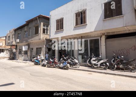 Negozio di motociclette nella storica strada centrale di Antakya colpita dal terremoto turco del 2023, Hatay Turchia Foto Stock