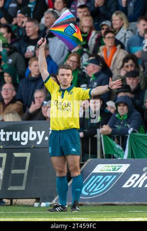 Galway, Irlanda. 28 ottobre 2023. L'arbitro con la bandiera arcobaleno durante il secondo round dell'United Rugby Championship tra Connacht Rugby e Glasgow Warriors allo Sportsground di Galway, Irlanda, il 28 ottobre 2023 (foto di Andrew SURMA/ Credit: SIPA USA/Alamy Live News Foto Stock